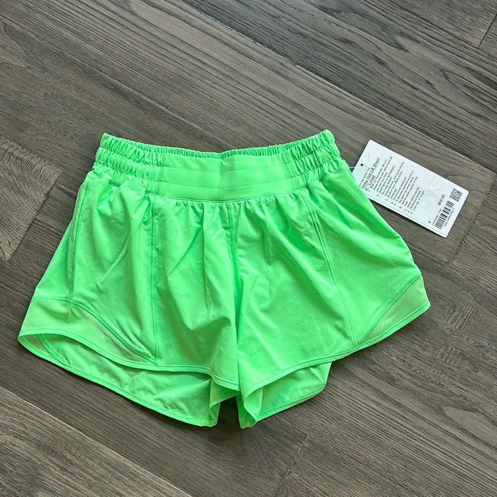 🍋Lululemon🍋 | Hotty Hot Low-Rise Lined Short 4" in pistachio - Picture 5 of 10